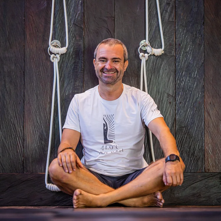 José Luis Jiménez | E-RYT500 (Yoga Alliance USA)